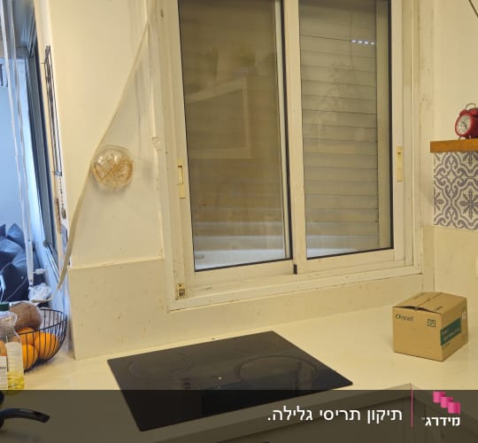 מטבח עם חלון ותריסים סגורים